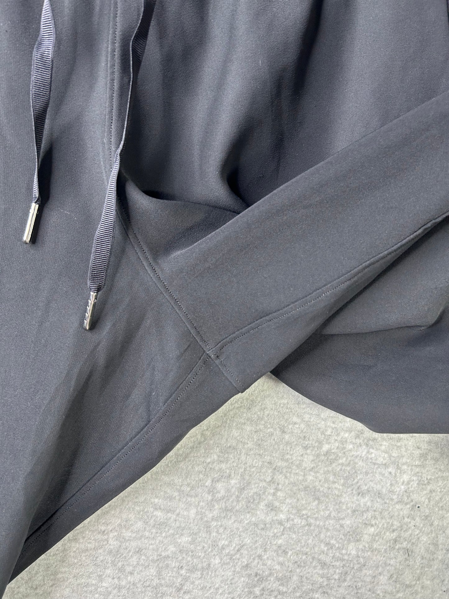 Lululemon On The Fly Pant Woven 28" Size 12 Black