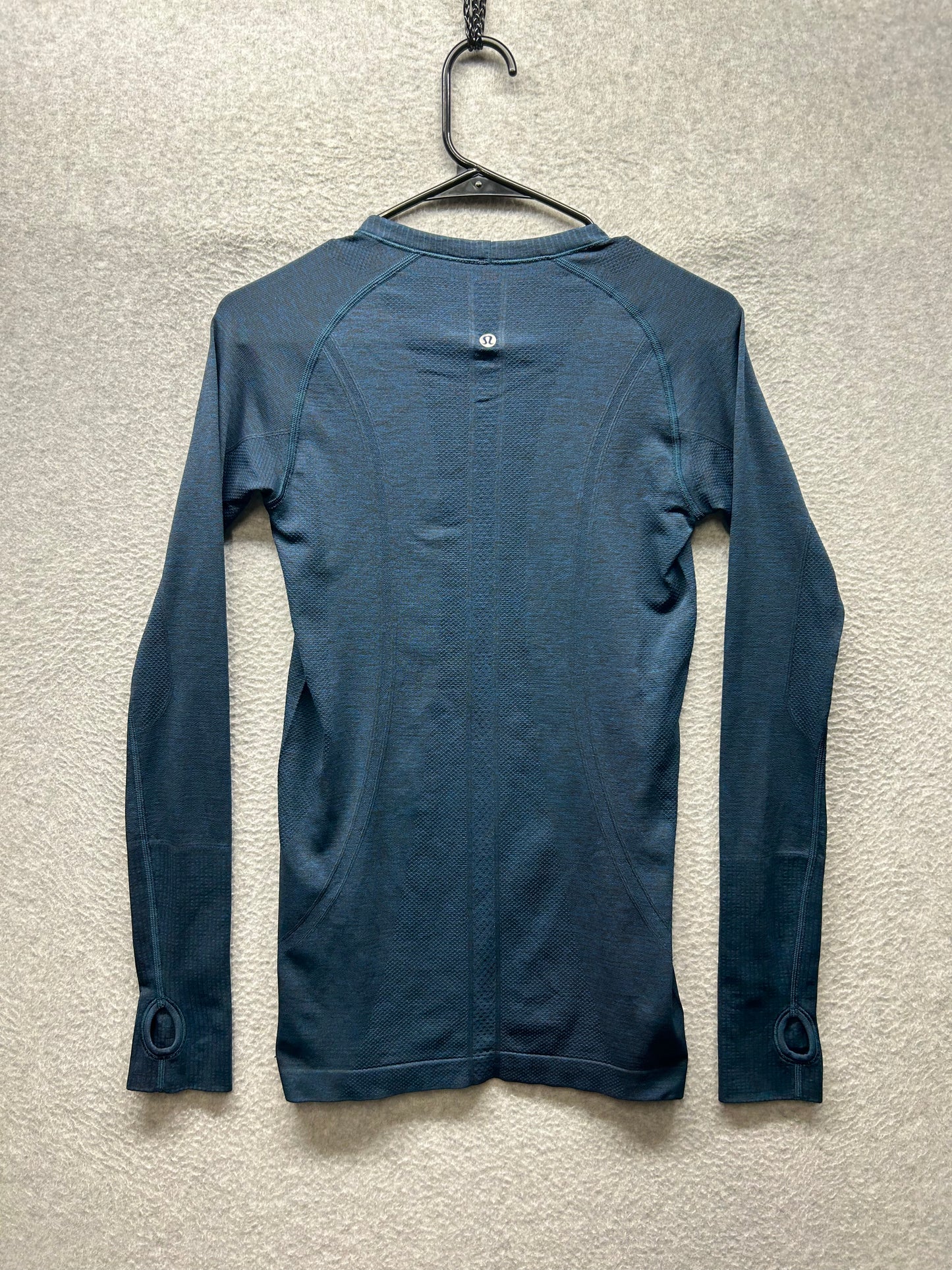 Lululemon Swiftly Tech Long Sleeve Crew Size 6 Black / Sapphire Blue