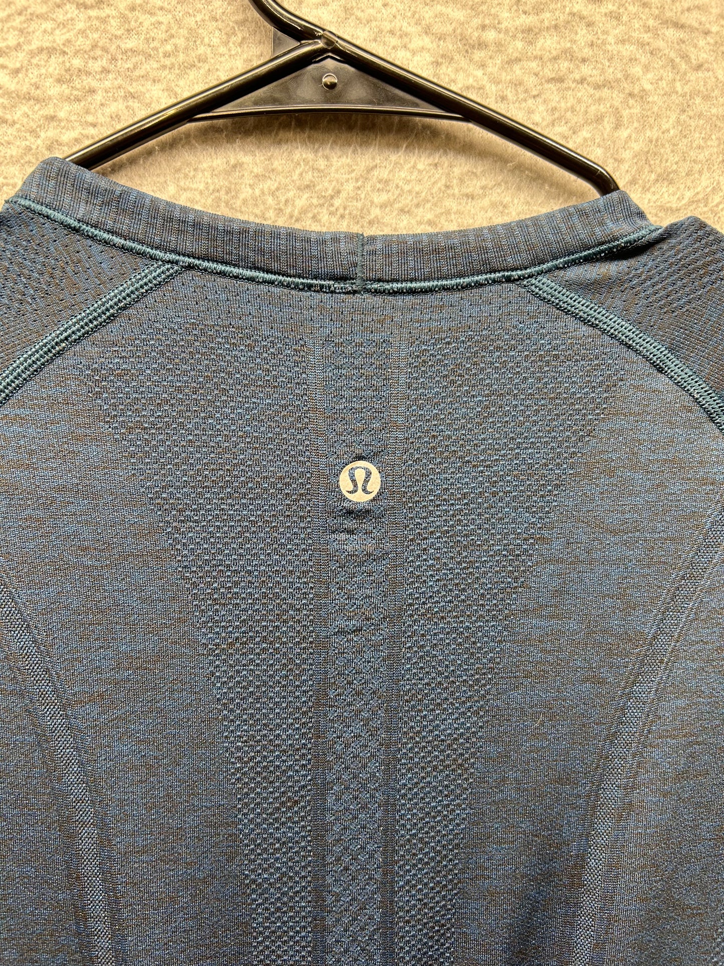 Lululemon Swiftly Tech Long Sleeve Crew Size 6 Black / Sapphire Blue