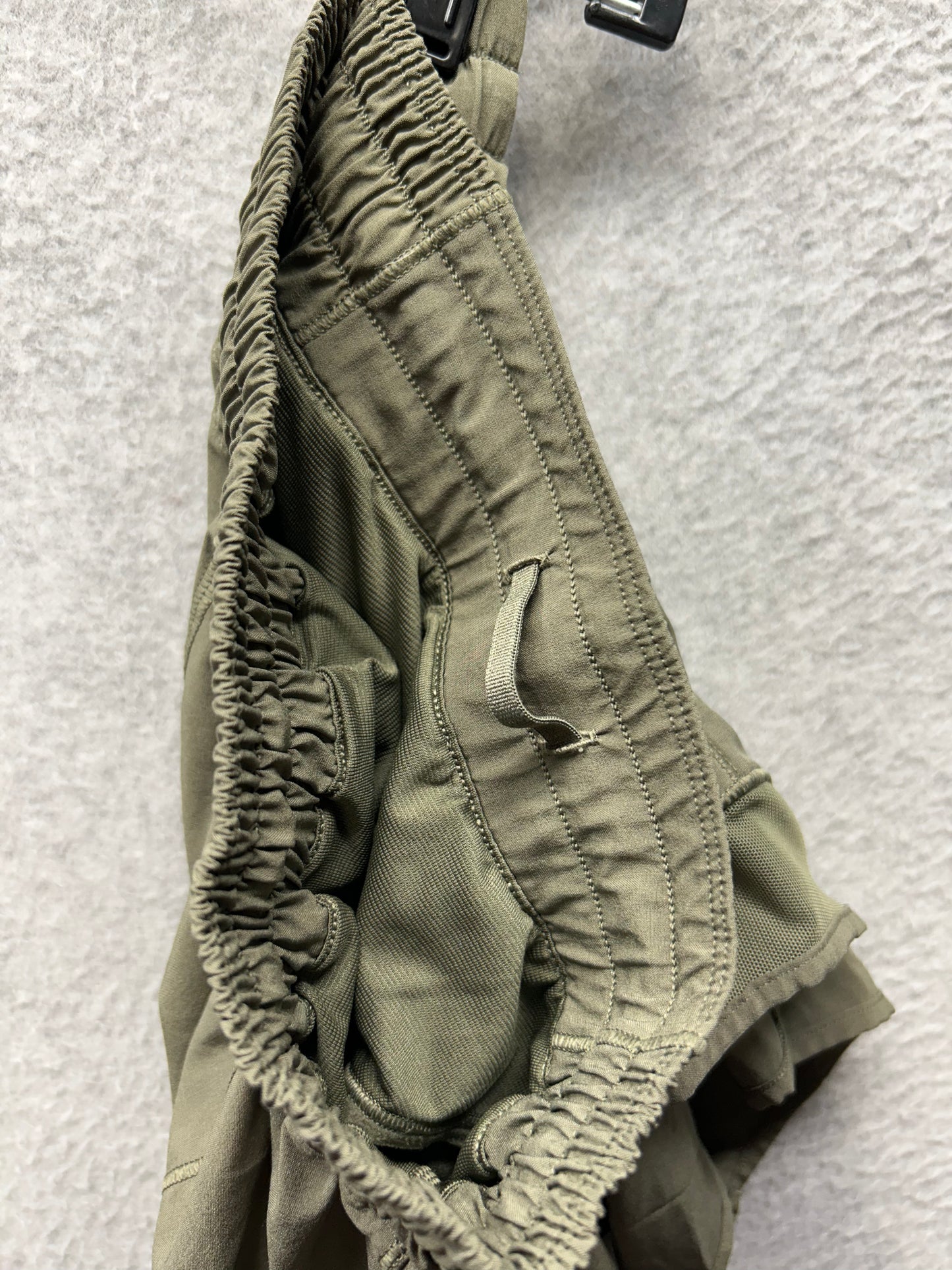Lululemon Hotty Hot Short II Long 4" Size 4 Sage