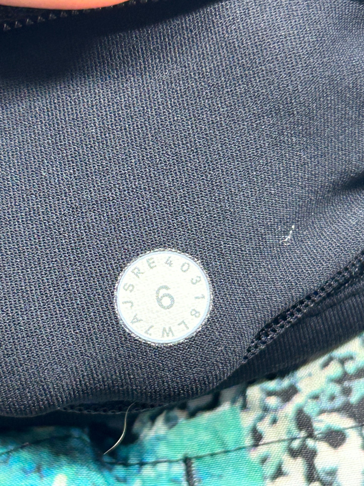 Lululemon Speed Up Short 2.5" Size 6 Color Crush Multi
