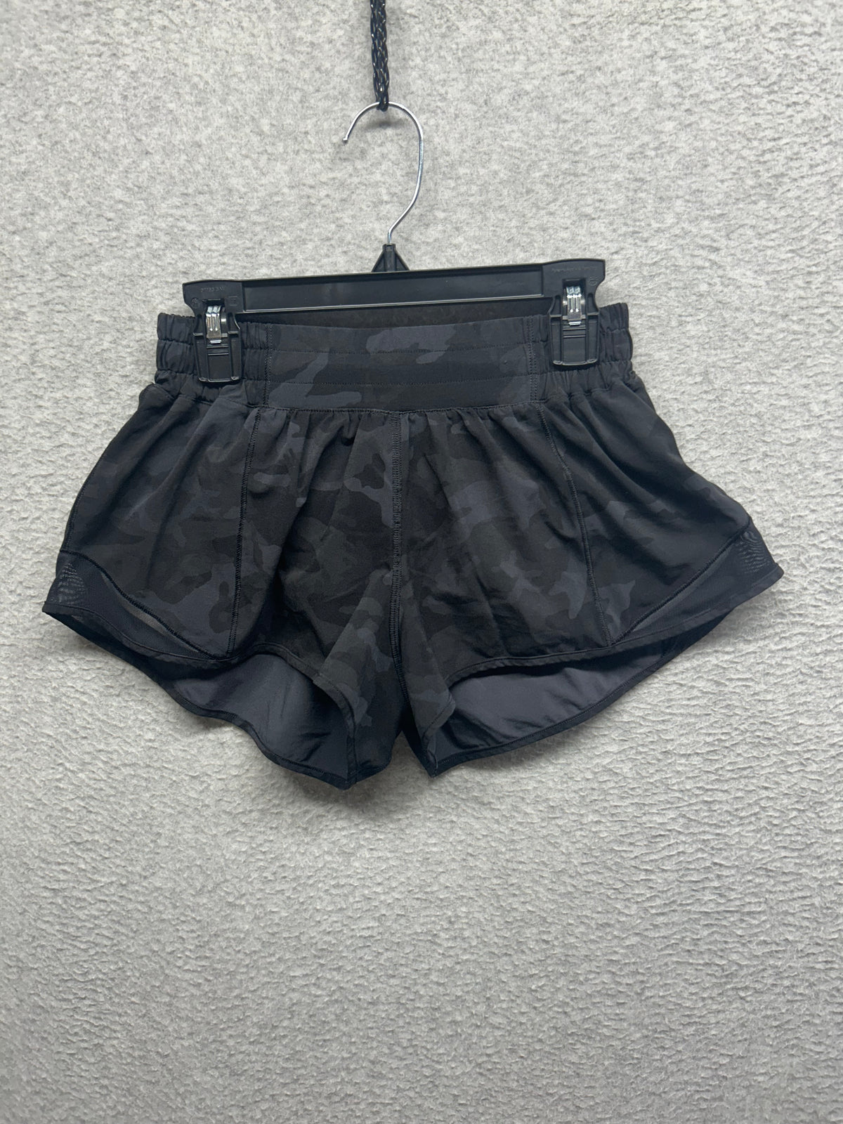 Lululemon Hotty Hot Short II 2.5" Size 4 Incognito Camo Multi Grey / Black