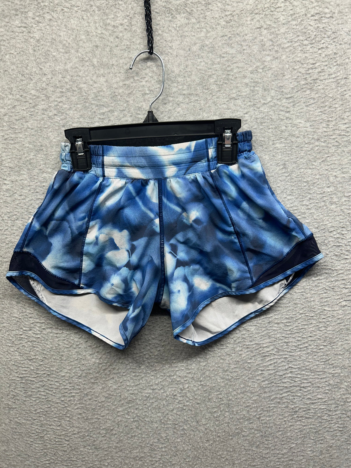 Lululemon Hotty Hot Short II Long 4" Size 2 Mini Blush Blossom Alpine White Midnight Navy / Midnight Navy