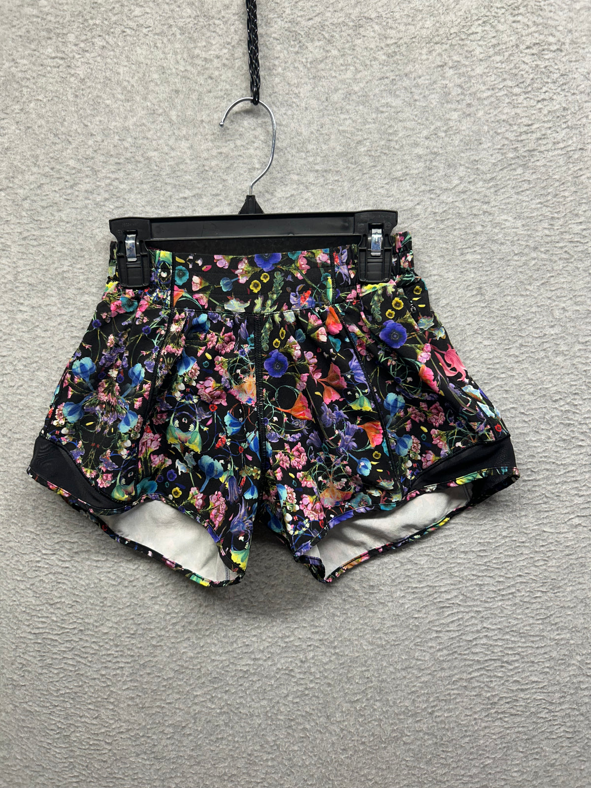 Lululemon Hotty Hot Low-Rise Lined Short 4" Size 2 Flowerscope Black Multi / Black