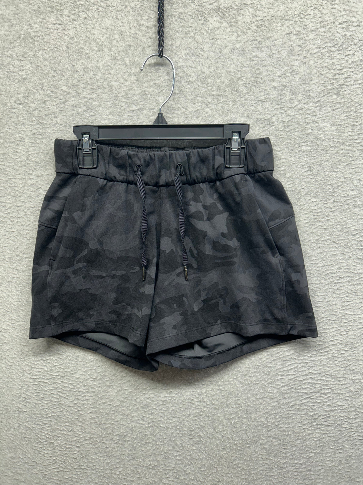 Lululemon On the Fly Short 2.5" Size 2 Incognito Camo Multi Grey
