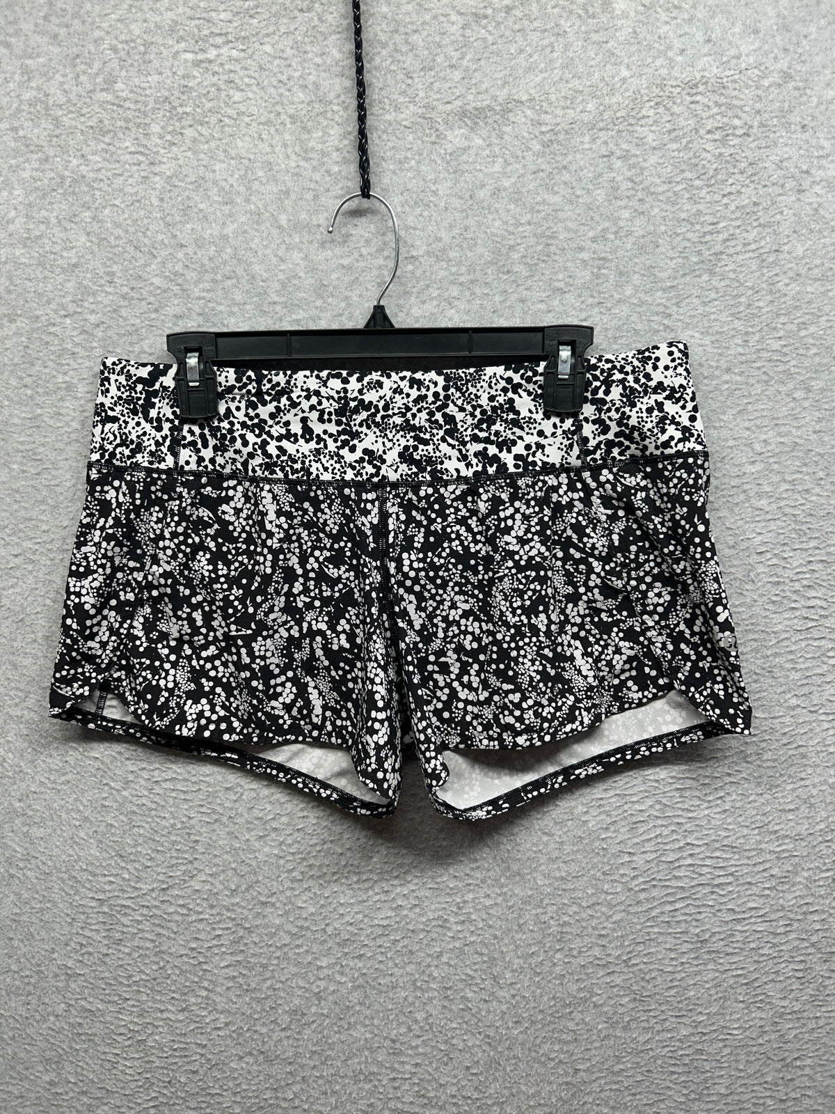 Lululemon Run Times Short II 4" Size 8 Chirasu Black / Chirakasu Alpine White