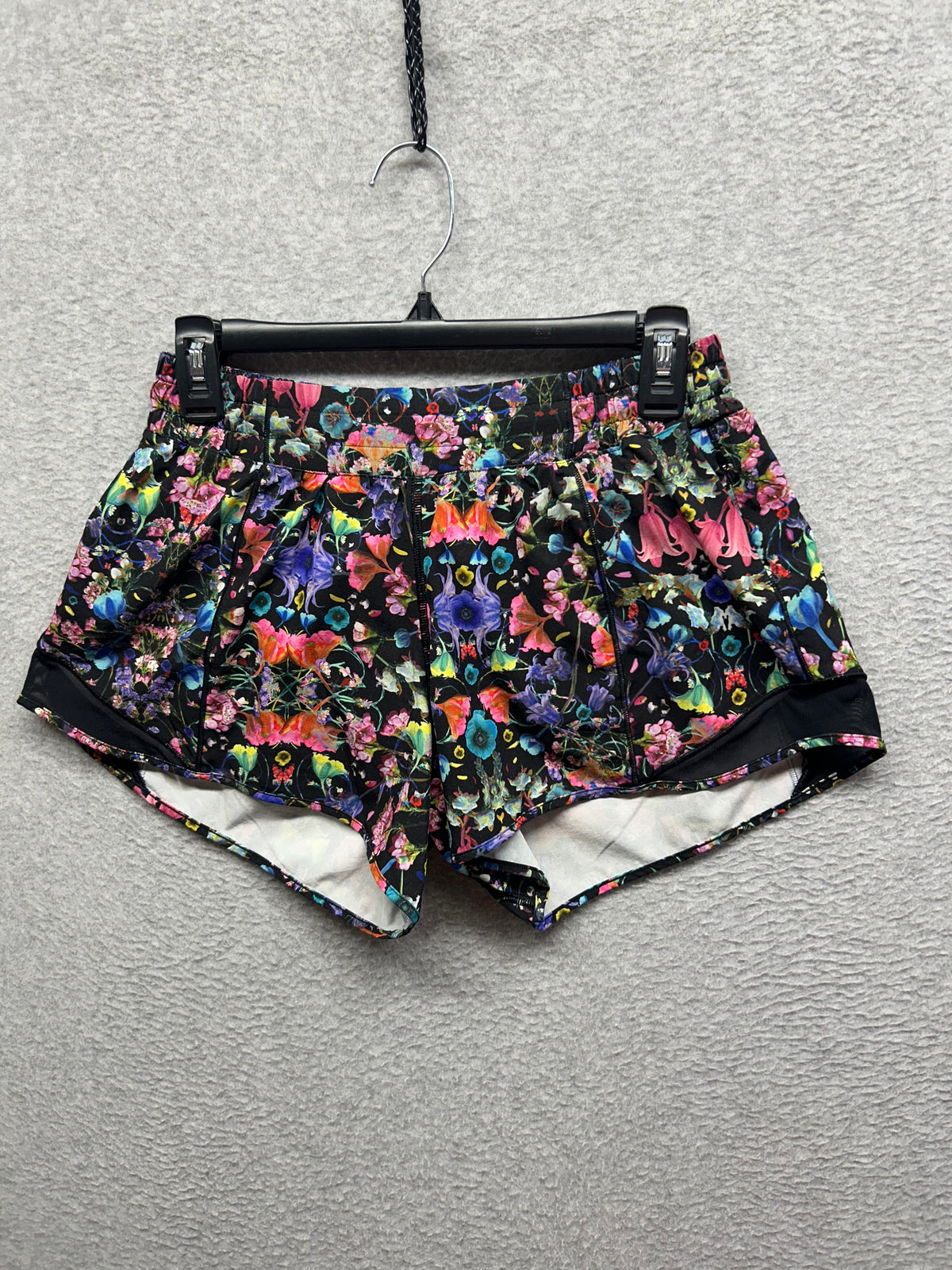 Lululemon Hotty Hot Low-Rise Lined Short 4" Size 8 Flowerscope Black Multi / Black