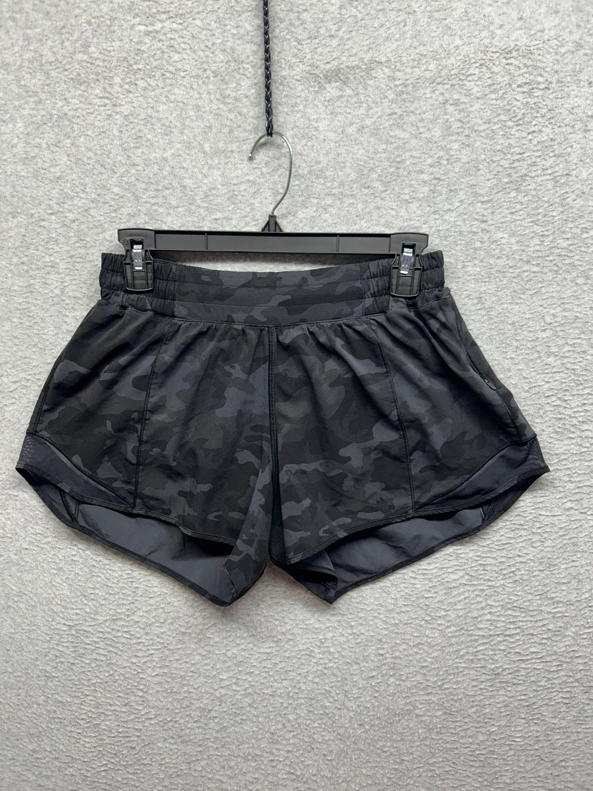 Lululemon Hotty Hot Short II Long 4" Size 8 Incognito Camo Multi Grey / Black
