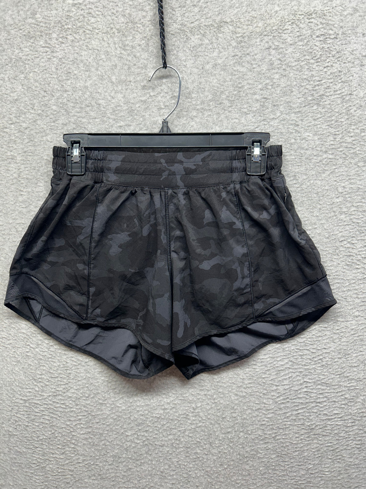 Lululemon Hotty Hot Short II Long 4" Size 8 Incognito Camo Multi Grey / Black