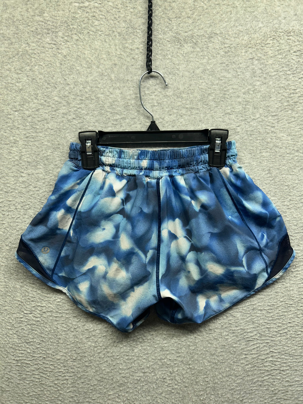 Lululemon Hotty Hot Short II Long 4" Size 2 Mini Blush Blossom Alpine White Midnight Navy / Midnight Navy