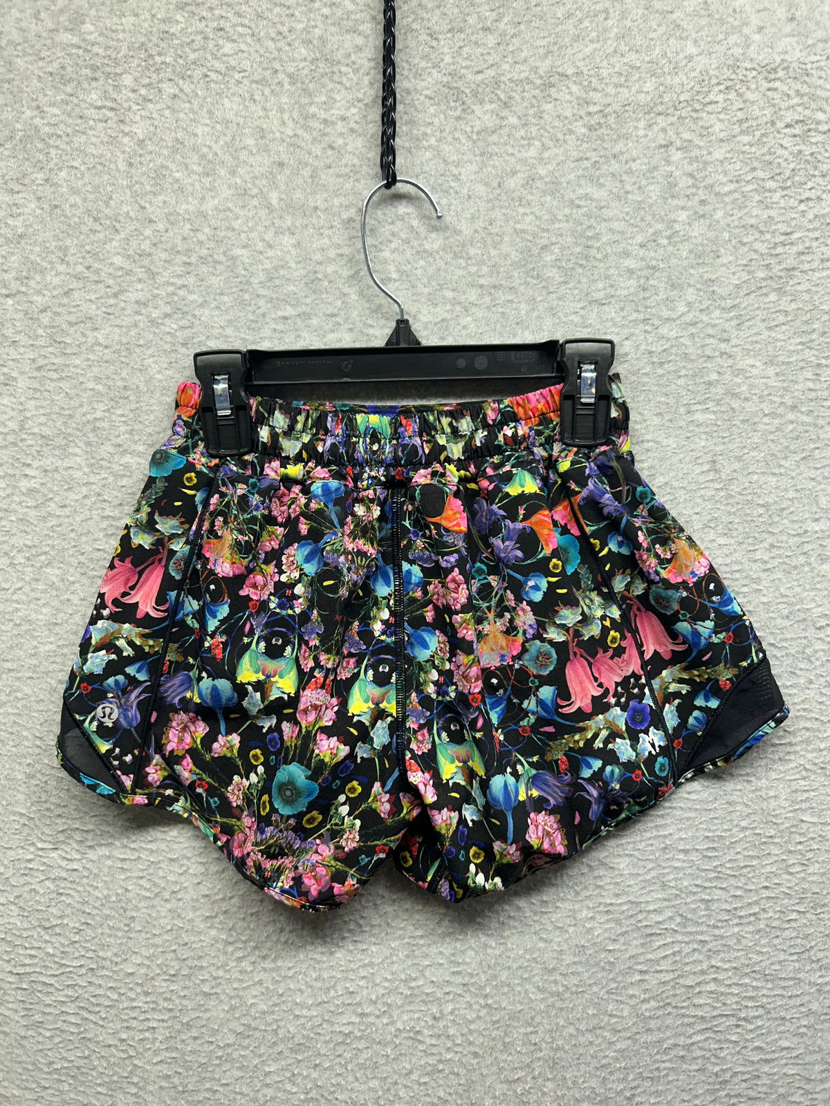 Lululemon Hotty Hot Low-Rise Lined Short 4" Size 2 Flowerscope Black Multi / Black