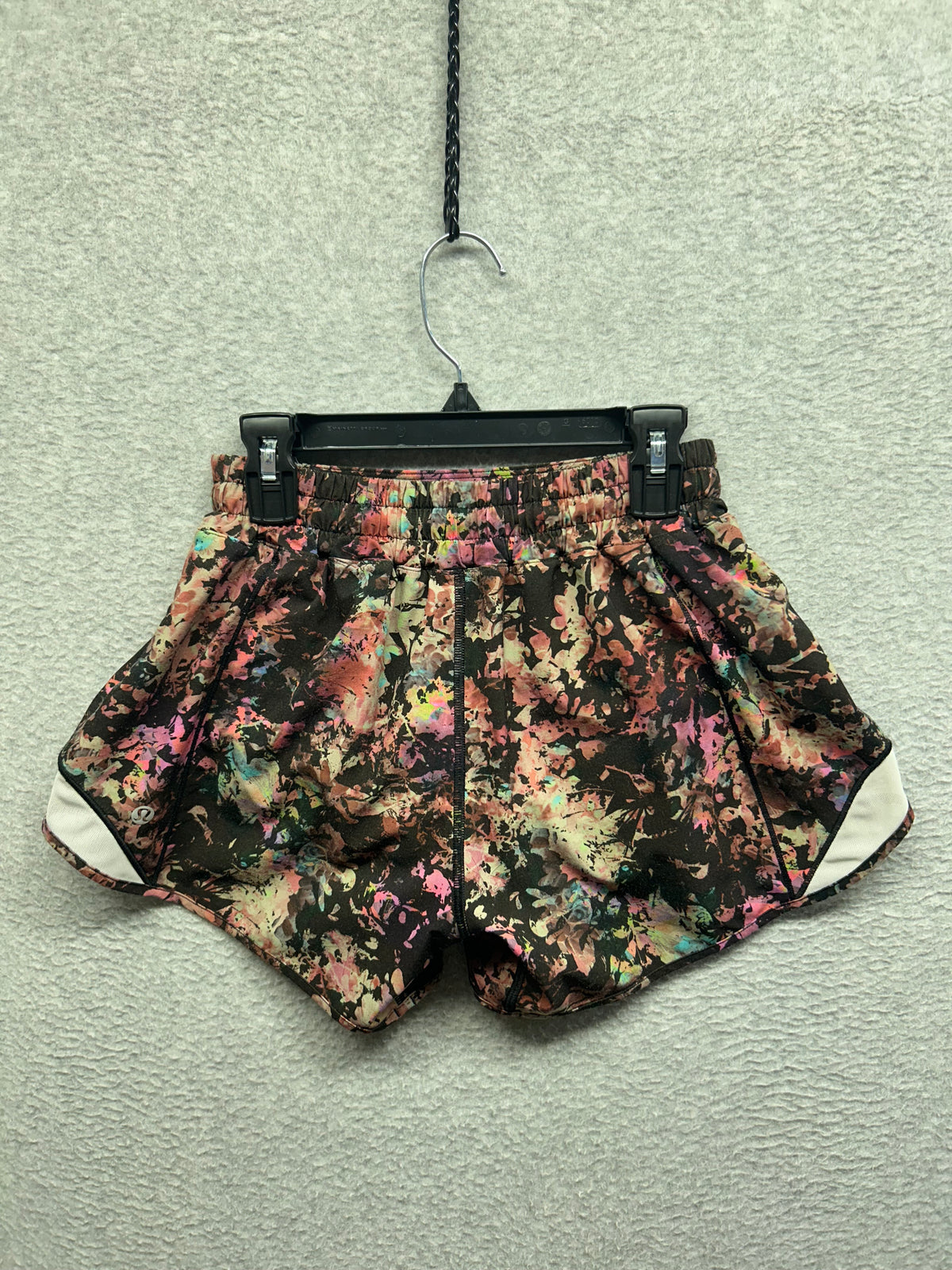 Lululemon Hotty Hot Low-Rise Lined Short 4" Size 4 Stencil Blossom Red Multi / Sheer Blue