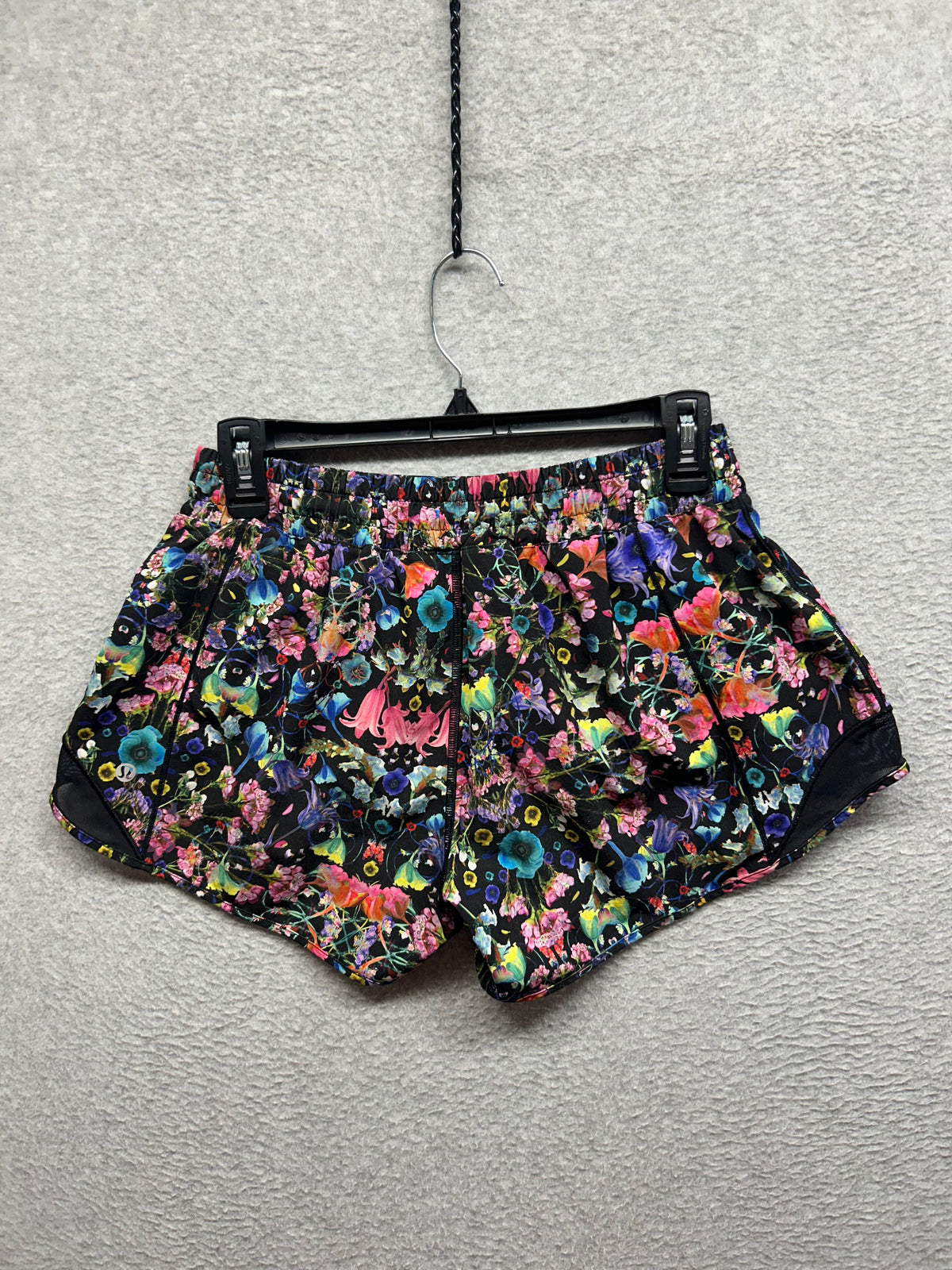 Lululemon Hotty Hot Low-Rise Lined Short 4" Size 8 Flowerscope Black Multi / Black