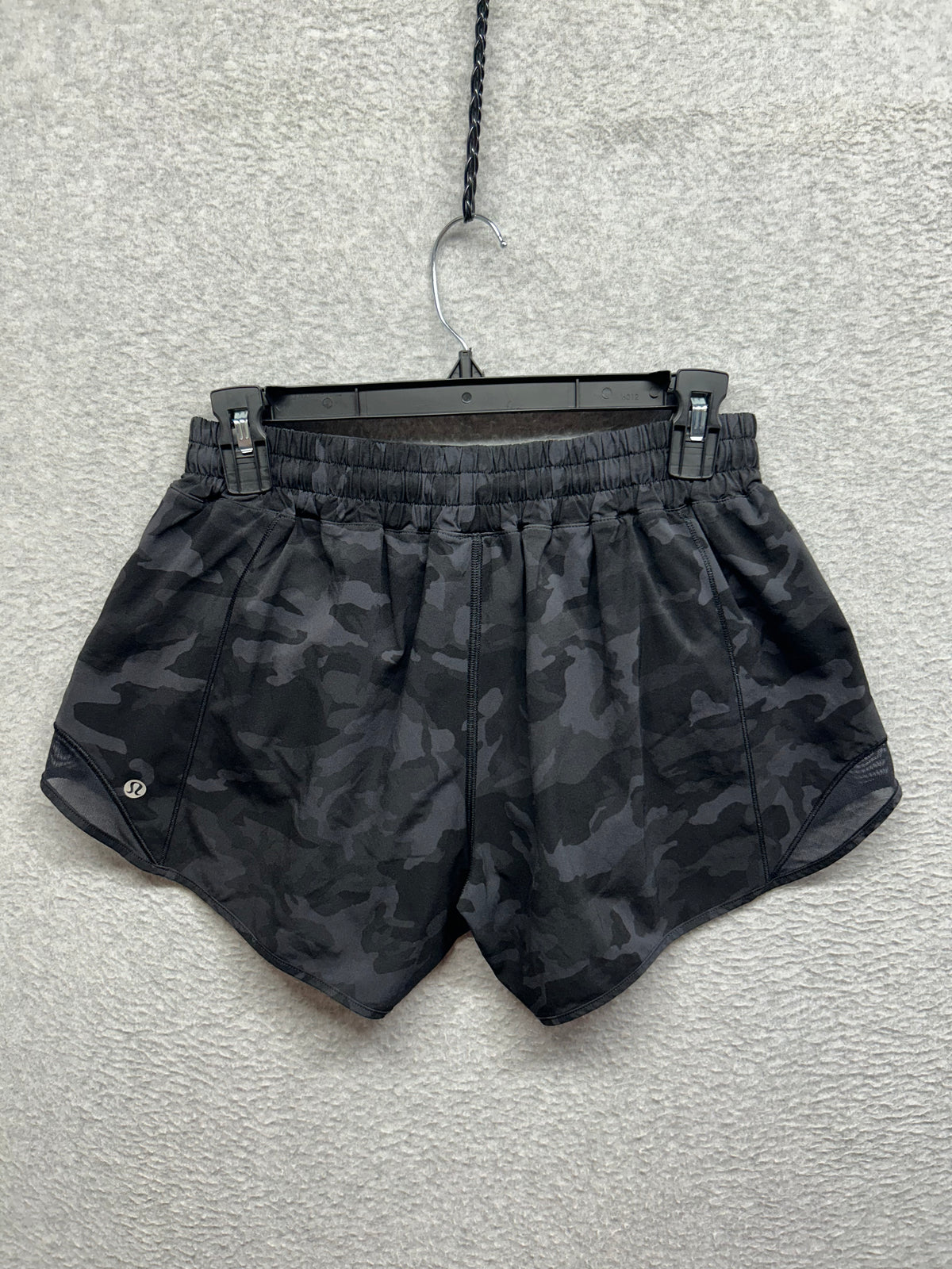 Lululemon Hotty Hot Short II Long 4" Size 8 Incognito Camo Multi Grey / Black