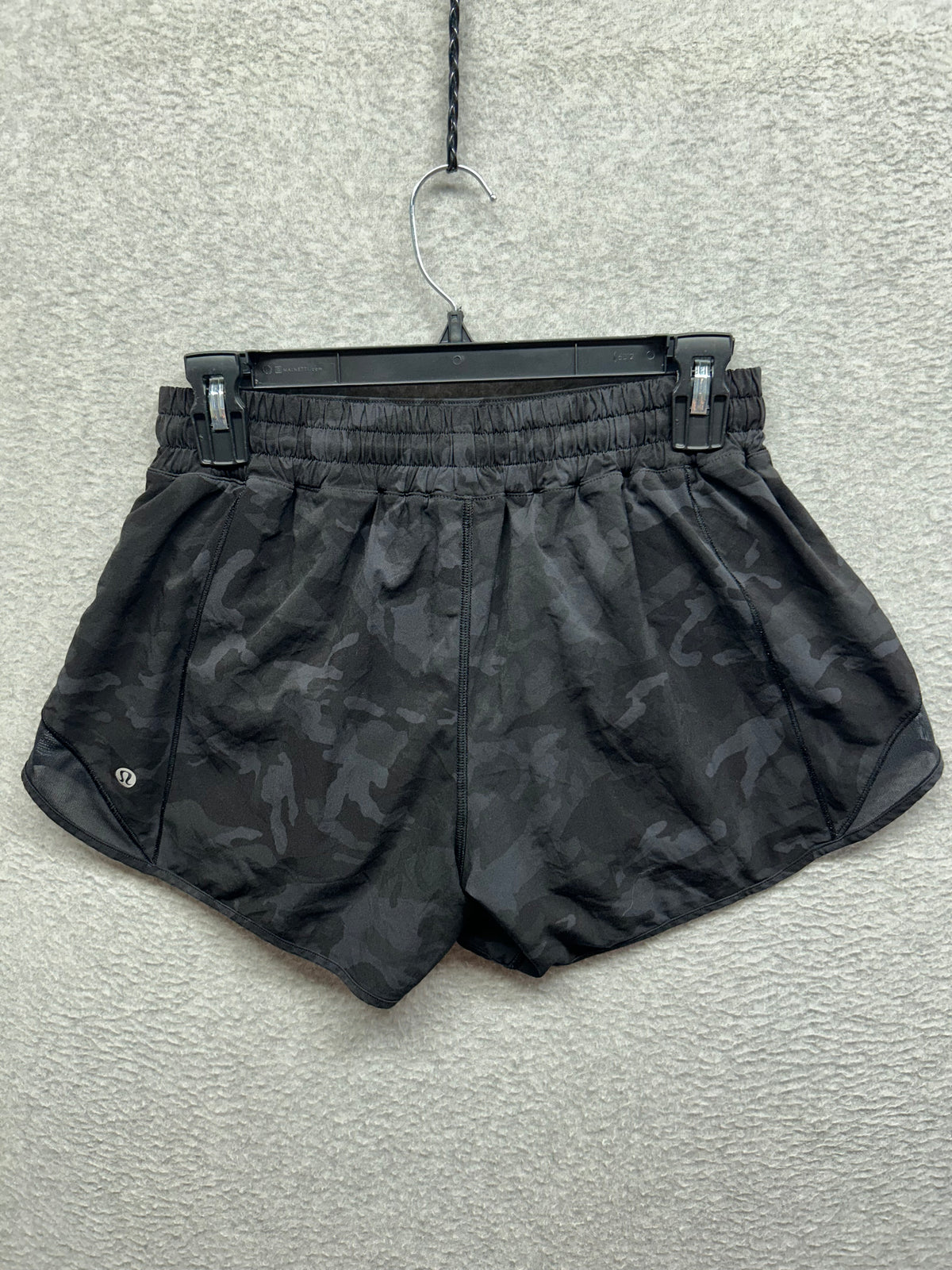 Lululemon Hotty Hot Short II Long 4" Size 8 Incognito Camo Multi Grey / Black