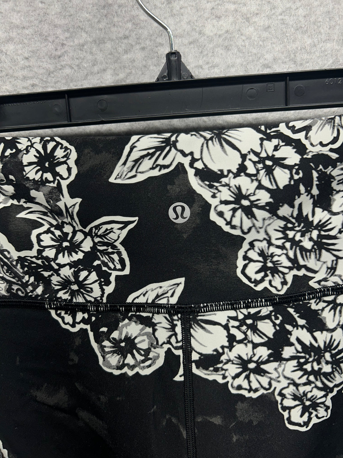 Lululemon Wunder Under High-Rise Tight Engineered Full-On Luxtreme 28" Size 10 Painted Paisley Wunder Under Silver Ice Black