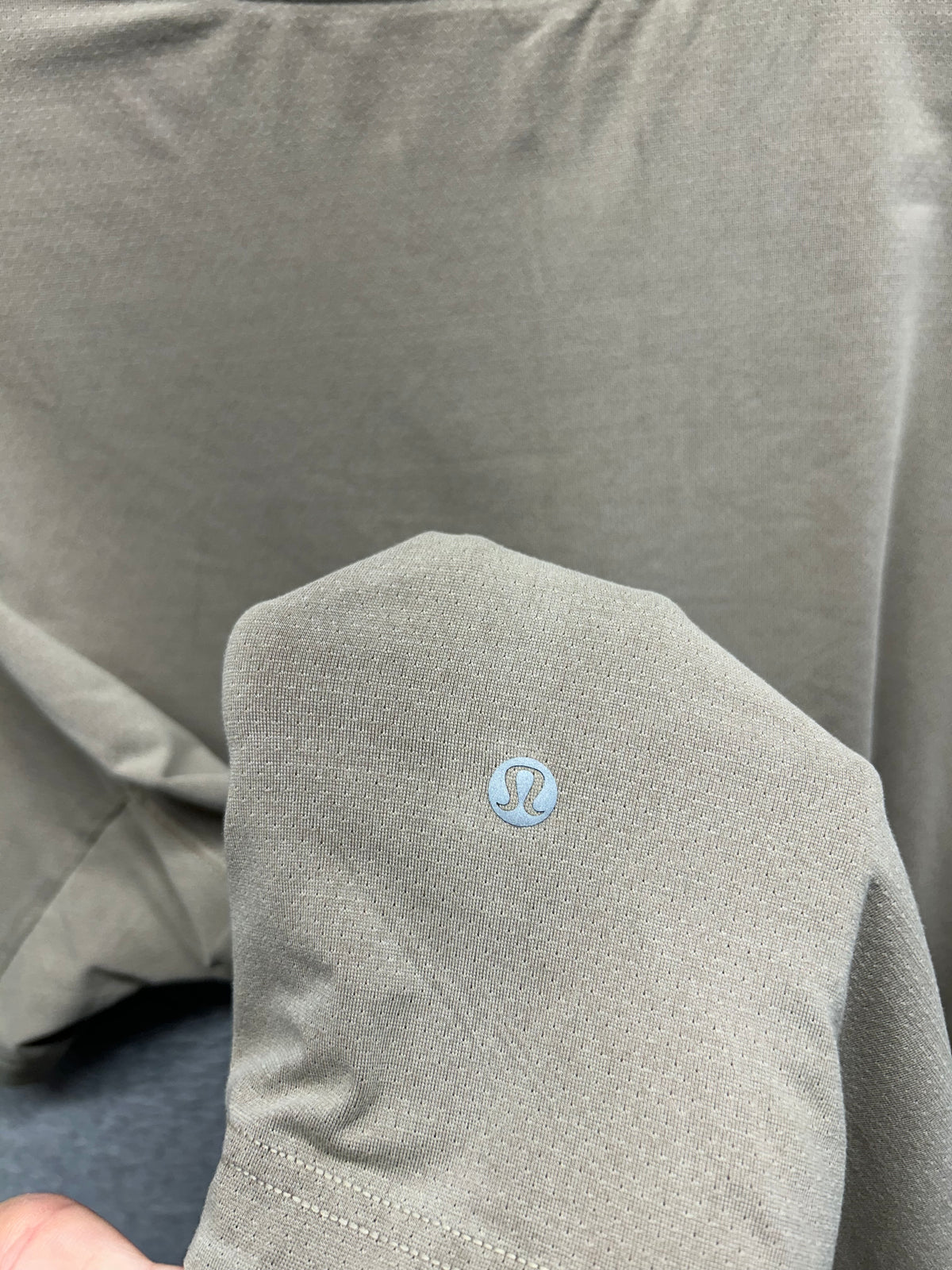 Lululemon EasySet Training Short-Sleeve Shirt Size Small Dilute Wash Sand