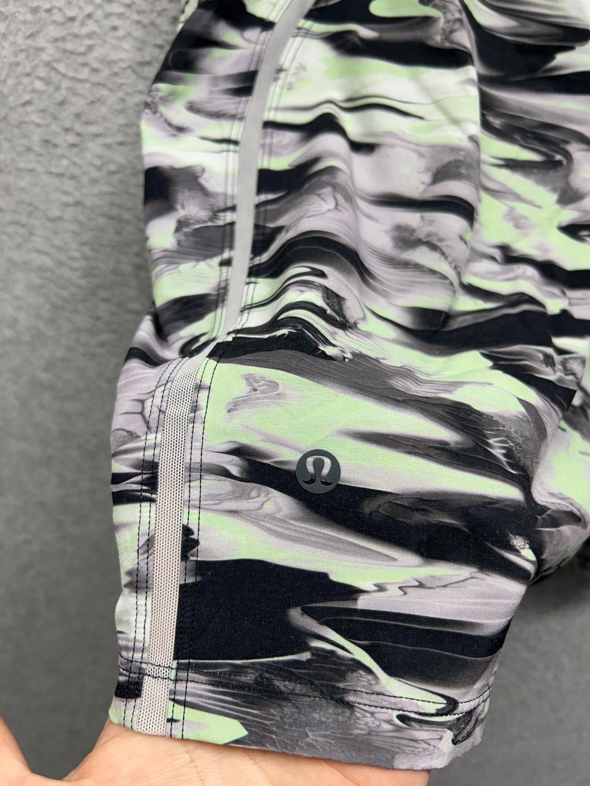 Lululemon Pace Breaker Lined Short 7" Size S Hyper Flow Green Multi
