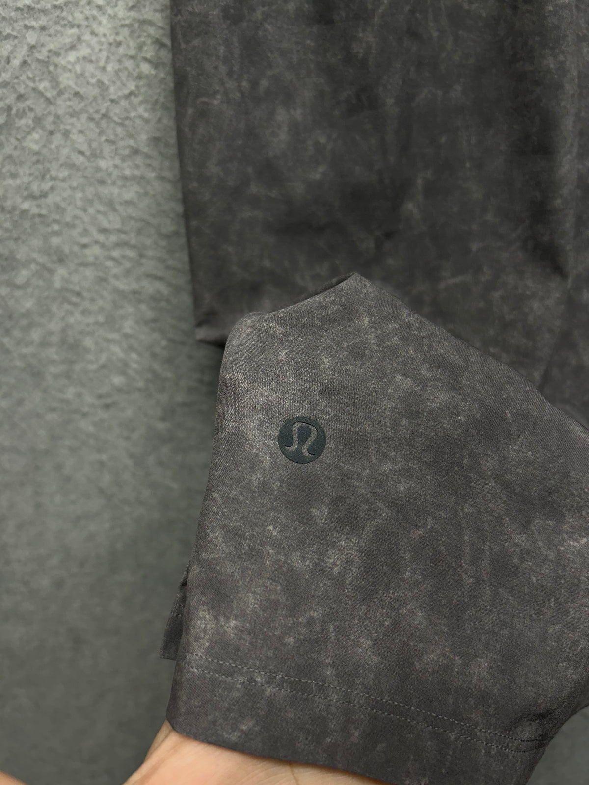 Lululemon T.H.E. Linerless Short 9" Size L Gravel Dust Black Granite Multi