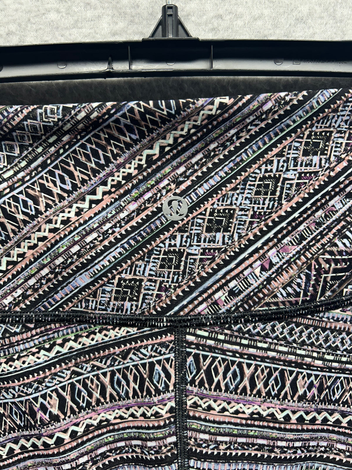 Lululemon Wunder Under High-Rise Tight Engineered Full-On Luxtreme 28" Size 6 Tribal Pace Wunder Under White Black