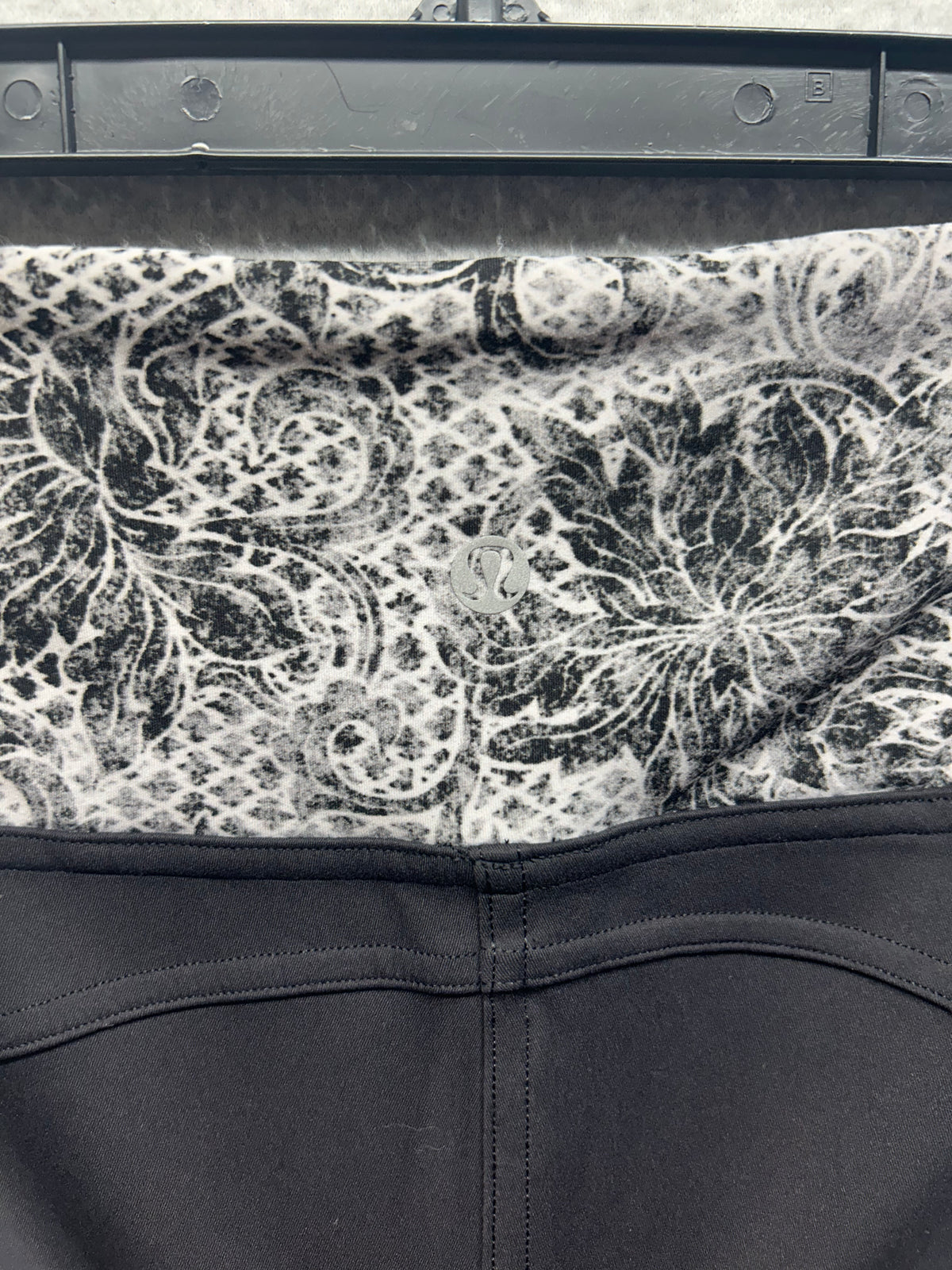 Lululemon Sweat & Repeat Crop 21" Size 8 Black / Serigraph Starlight Black Multi