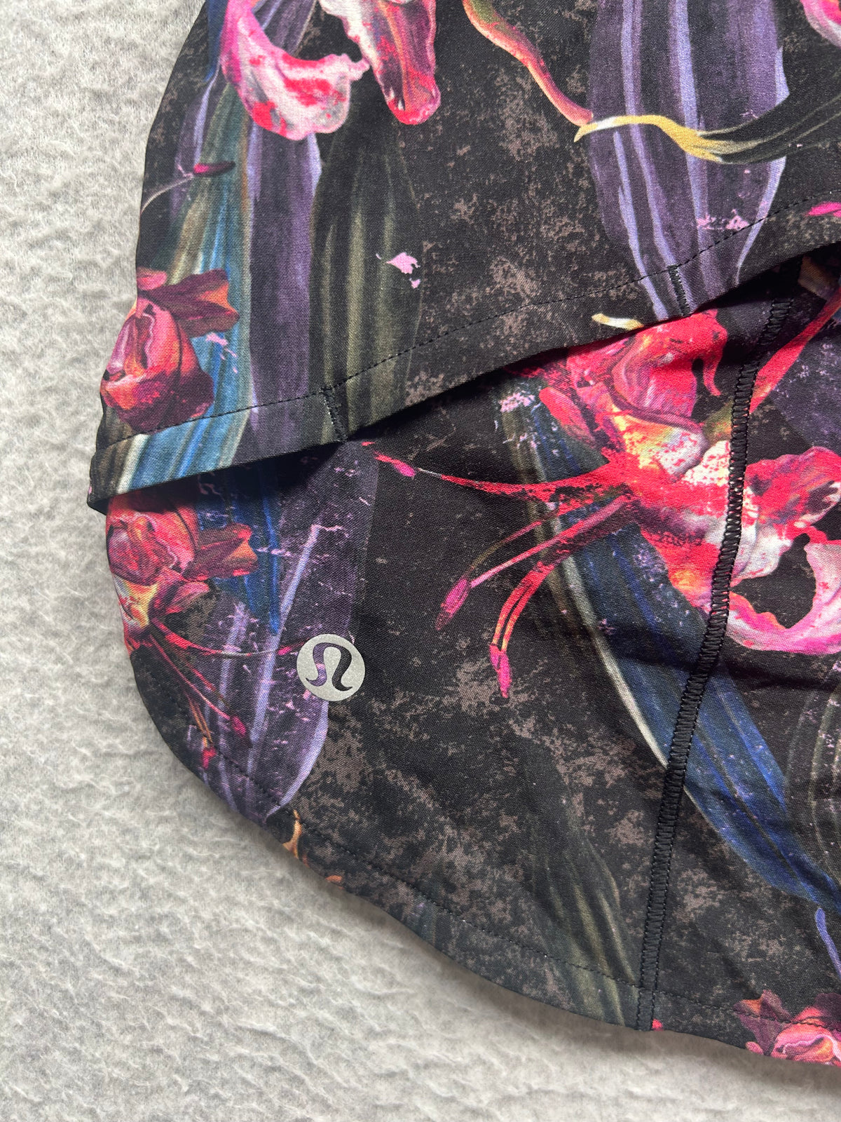 Lululemon Speed Up Low-Rise Lined Short 2.5" Size 6 Veiled Floral Black Multi / Black