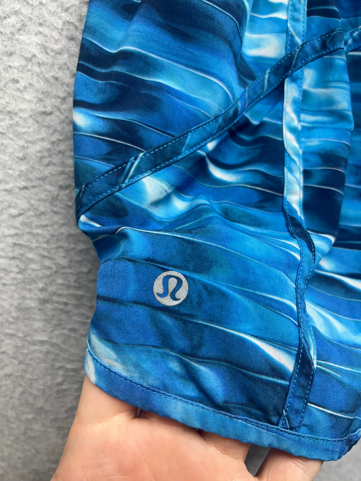 Lululemon Tracker Short V 4" Size 6 Tidal Multi