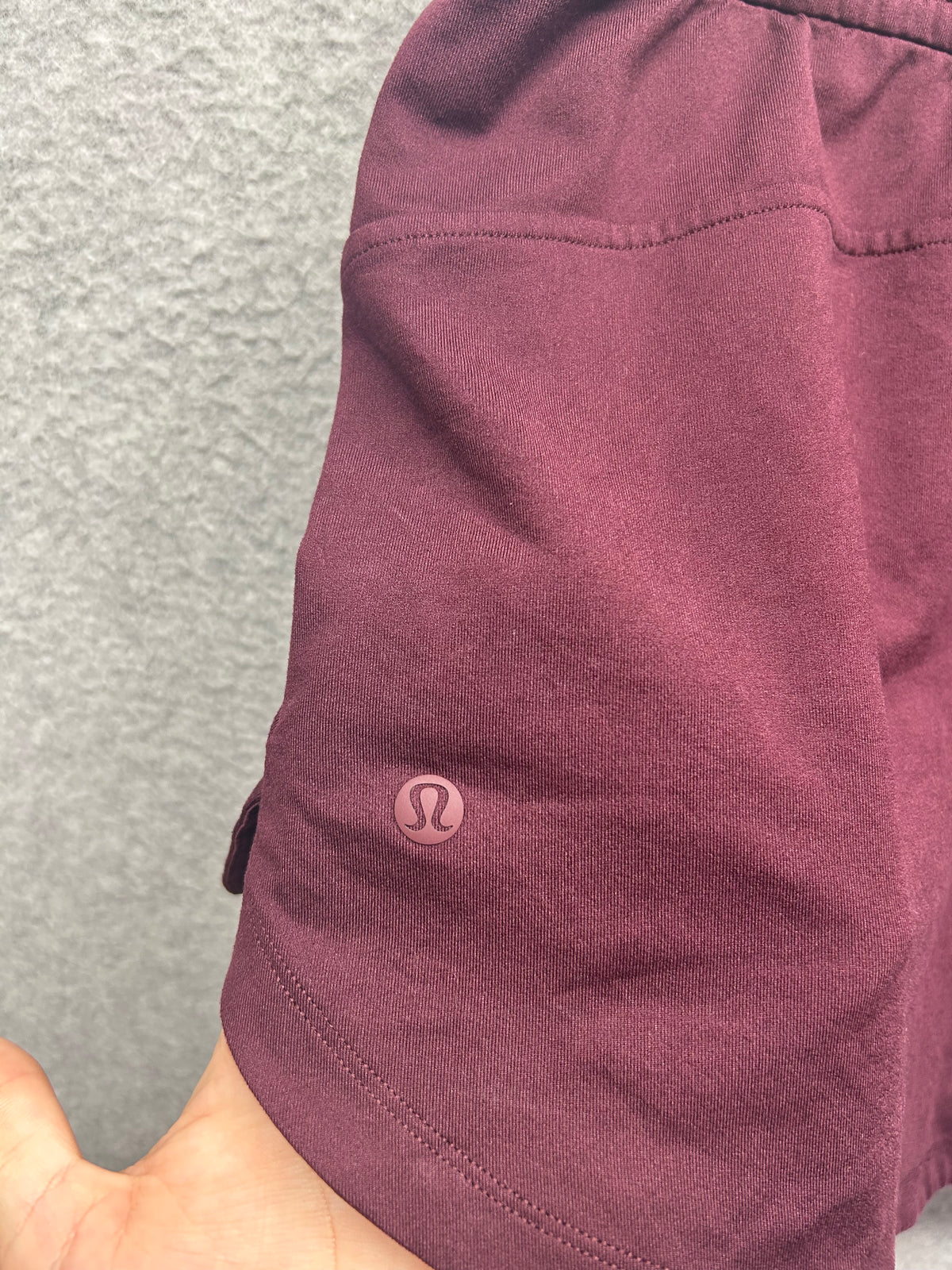 Lululemon Soft Jersey Mid-Rise Curved-Hem Short 3" Size L Garnet