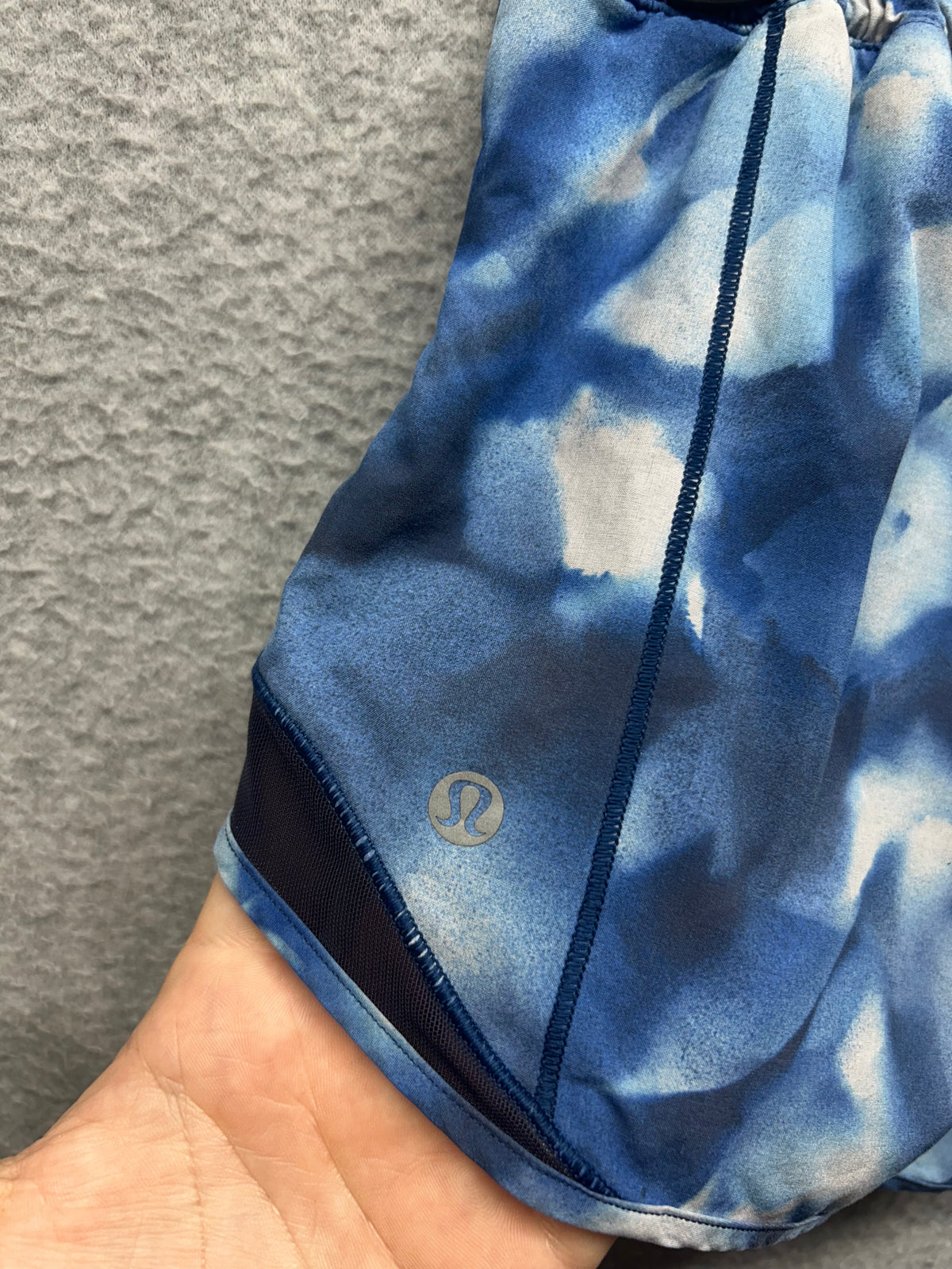 Lululemon Hotty Hot Short II Long 4" Size 2 Mini Blush Blossom Alpine White Midnight Navy / Midnight Navy