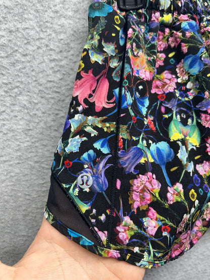 Lululemon Hotty Hot Low-Rise Lined Short 4" Size 2 Flowerscope Black Multi / Black