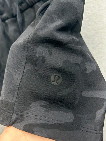 Lululemon On the Fly Short 2.5" Size 2 Incognito Camo Multi Grey