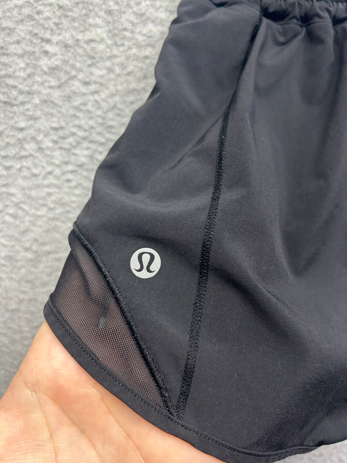 Lululemon Hotty Hot Short II Long 4" Size 0 Black
