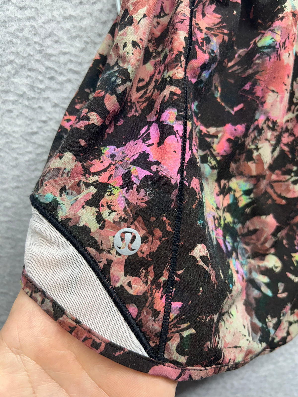 Lululemon Hotty Hot Low-Rise Lined Short 4" Size 4 Stencil Blossom Red Multi / Sheer Blue
