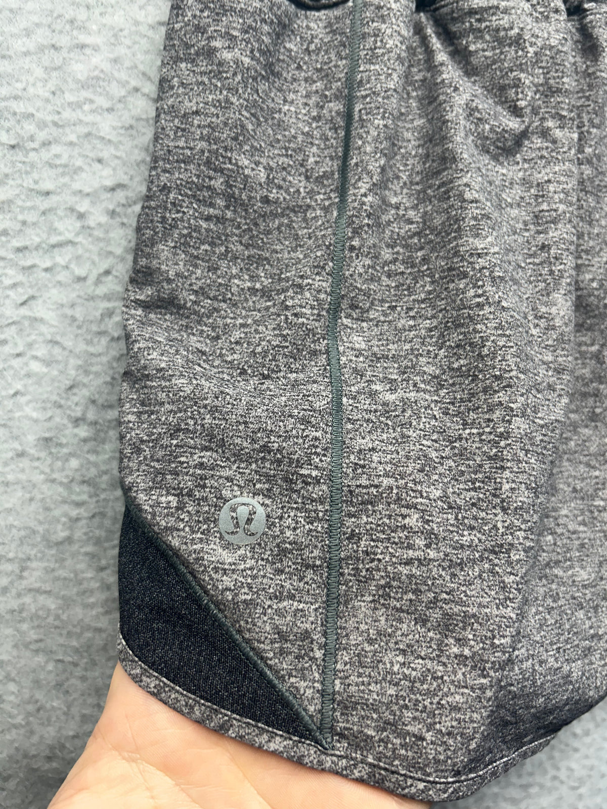 Lululemon Hotty Hot Short II Long 4" Size 6 Heather Lux Multi Black / Heathered Black