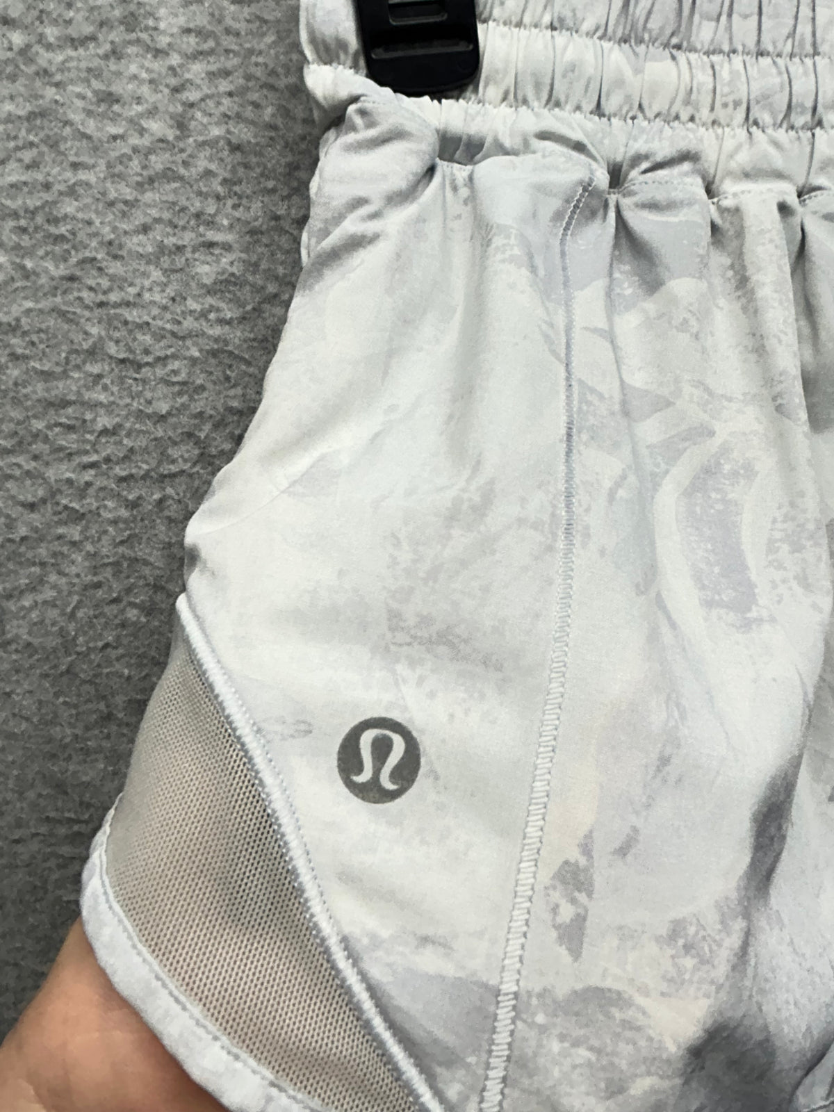 Lululemon Hotty Hot Short II 2.5" Size 6 Mini Tropical Shadow Starlight Multi / Starlight