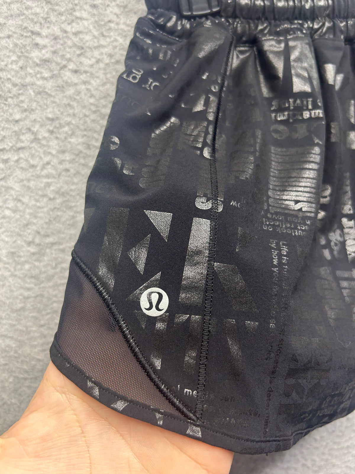 Lululemon Hotty Hot Short II Long 4" Manifesto Size 6 20YR Manifesto Foil Black Black / Black