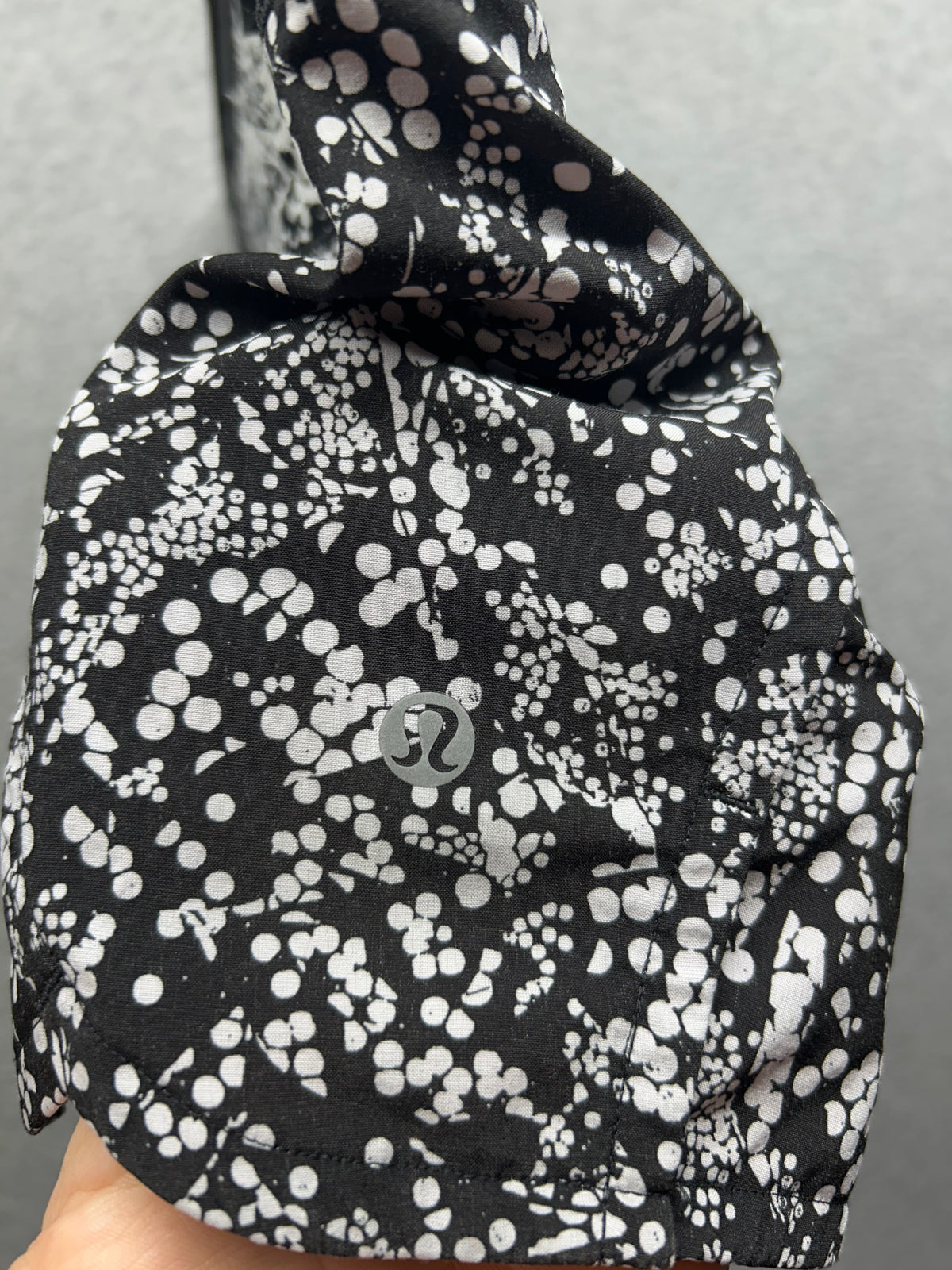 Lululemon Run Times Short II 4" Size 8 Chirasu Black / Chirakasu Alpine White