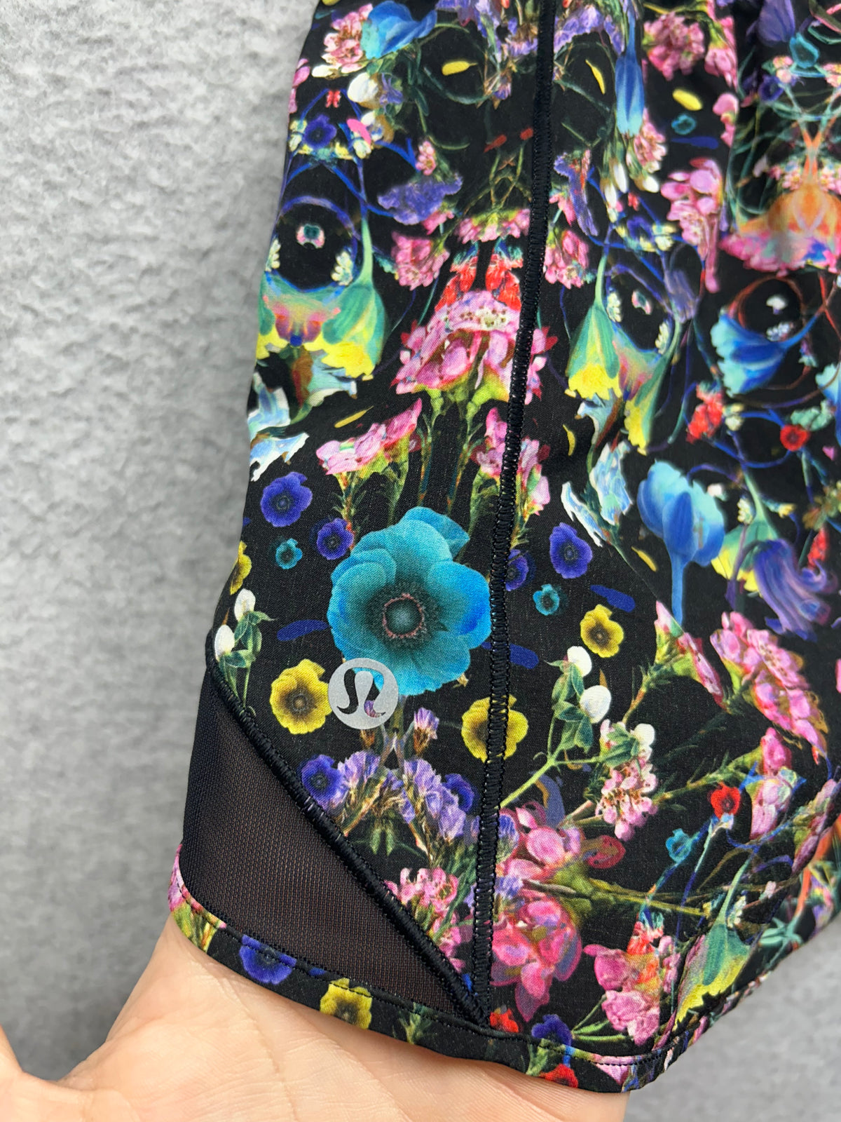 Lululemon Hotty Hot Low-Rise Lined Short 4" Size 8 Flowerscope Black Multi / Black