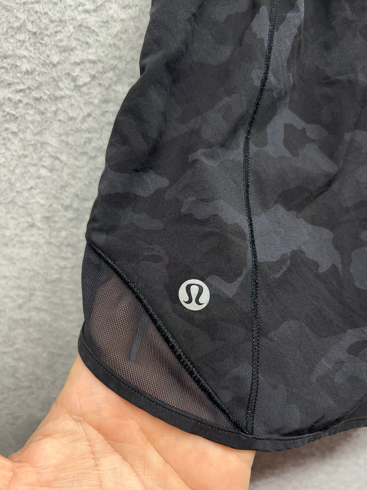 Lululemon Hotty Hot Short II Long 4" Size 8 Incognito Camo Multi Grey / Black