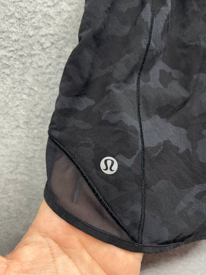 Lululemon Hotty Hot Short II Long 4" Size 8 Incognito Camo Multi Grey / Black