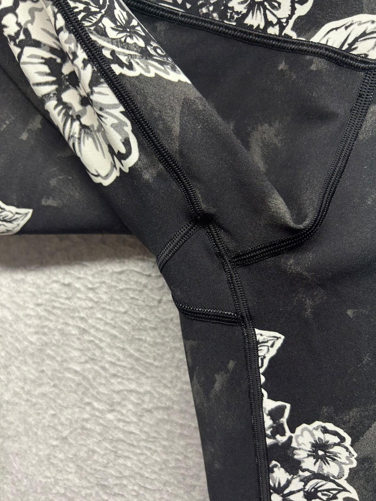 Lululemon Wunder Under High-Rise Tight Engineered Full-On Luxtreme 28" Size 10 Painted Paisley Wunder Under Silver Ice Black