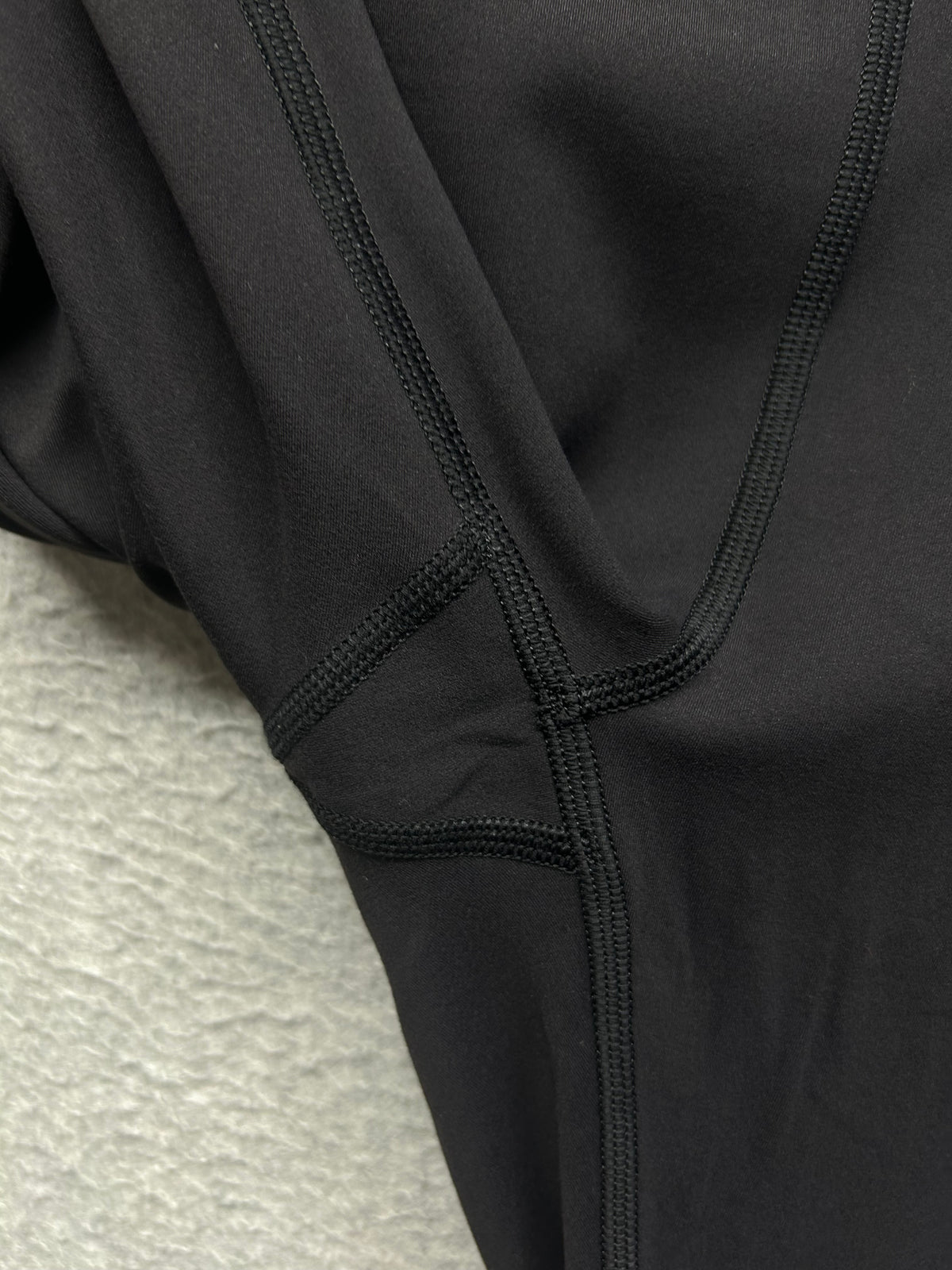 Lululemon In Movement Crop Everlux 19" Size 6 Black (First Release)