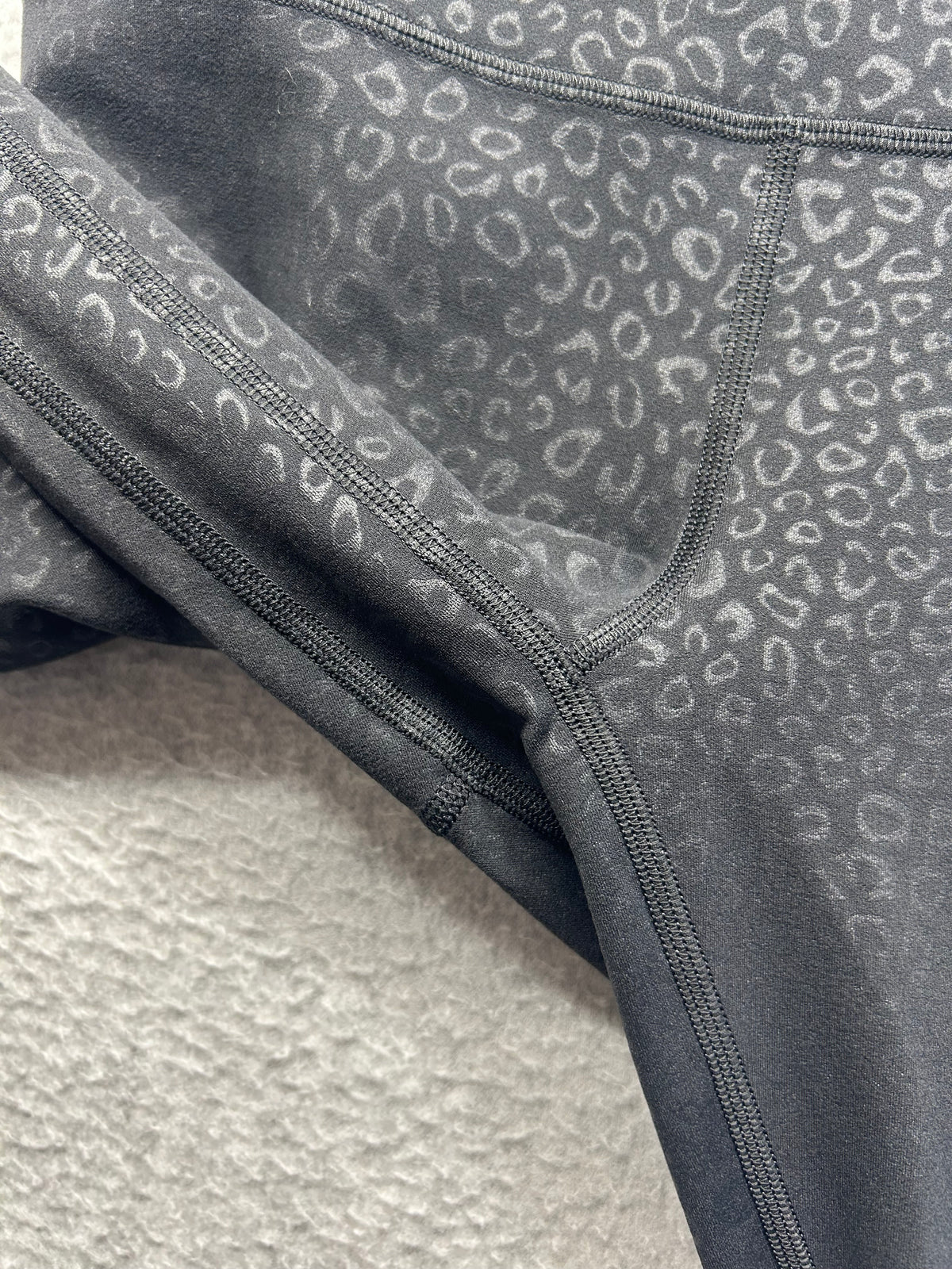 Lululemon Align High-Rise Pant 25" Size 6 Leopard Daisy Emboss Black