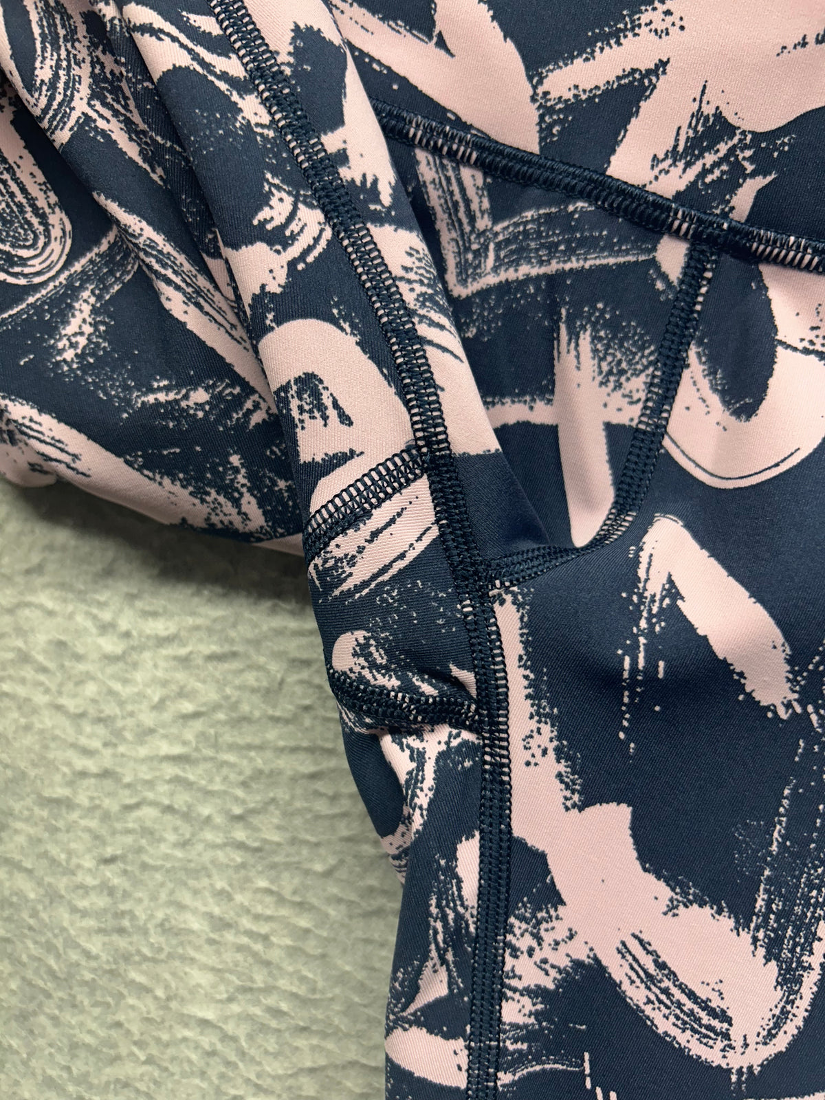 Lululemon Wunder Under High-Rise Tight Full-On Luxtreme 28" Size 2 Graffiti Pop Antoinette True Navy