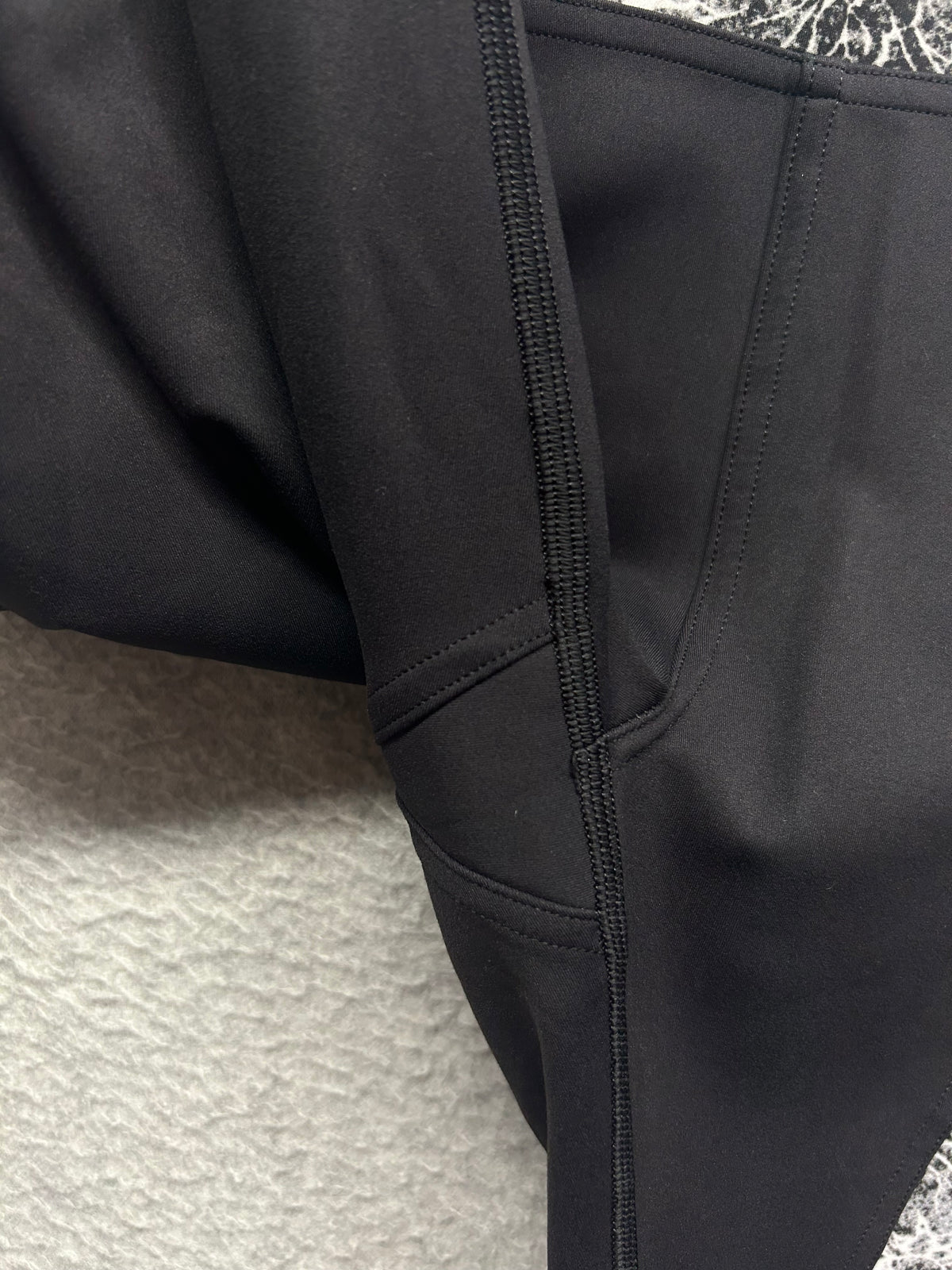 Lululemon Sweat & Repeat Crop 21" Size 8 Black / Serigraph Starlight Black Multi