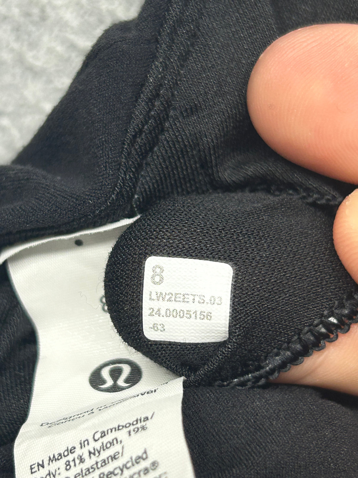 Lululemon Nulu Strappy V-Neck Yoga Bra Size 8 Black