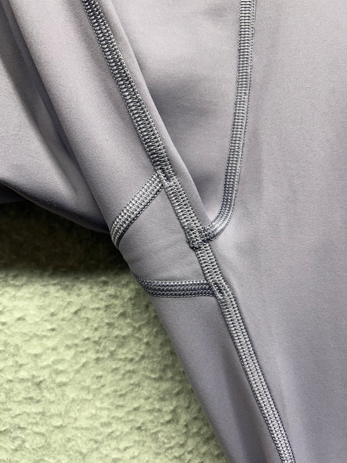 Lululemon In Movement Tight 25" Everlux Size 4 Purple Quartz