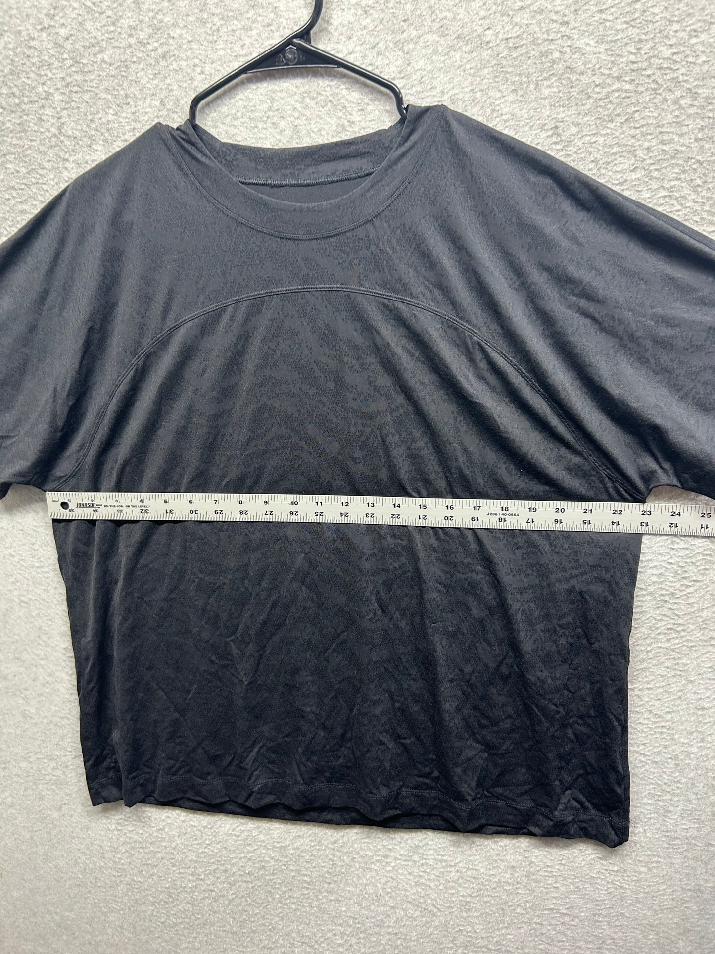 Lululemon Textured Short Sleeve Shirt Size 14+ Black Camo