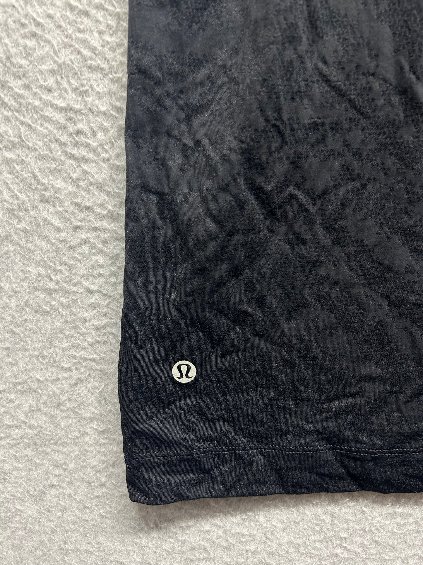 Lululemon Textured Short Sleeve Shirt Size 14+ Black Camo