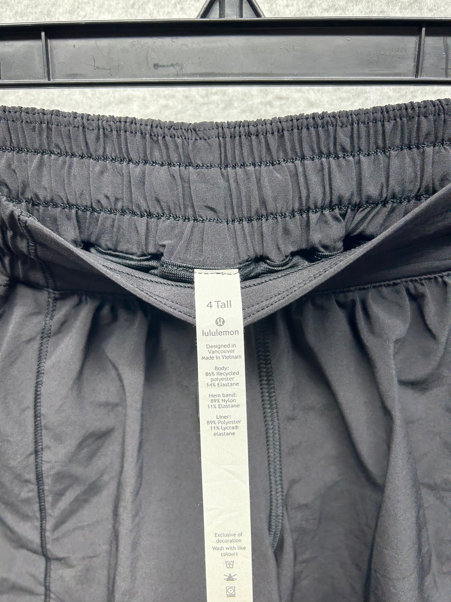 Lululemon Hotty Hot Short II 4" Size 4 Black